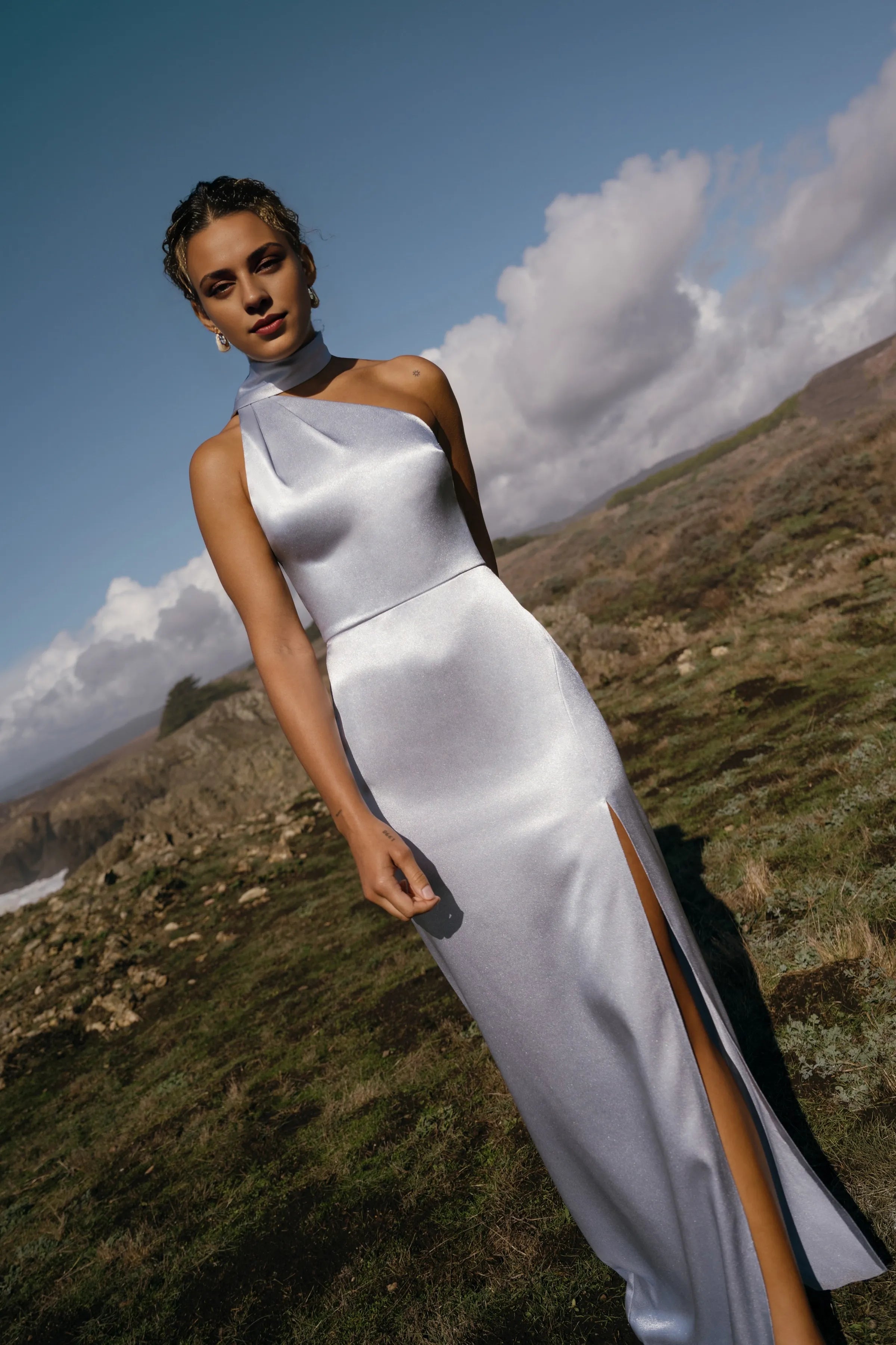 Vestido elegante Weitese de satén asimétrico con cuello halter y espalda abierta, vestido de noche con abertura y corte entallado, vestido de fiesta sin mangas.